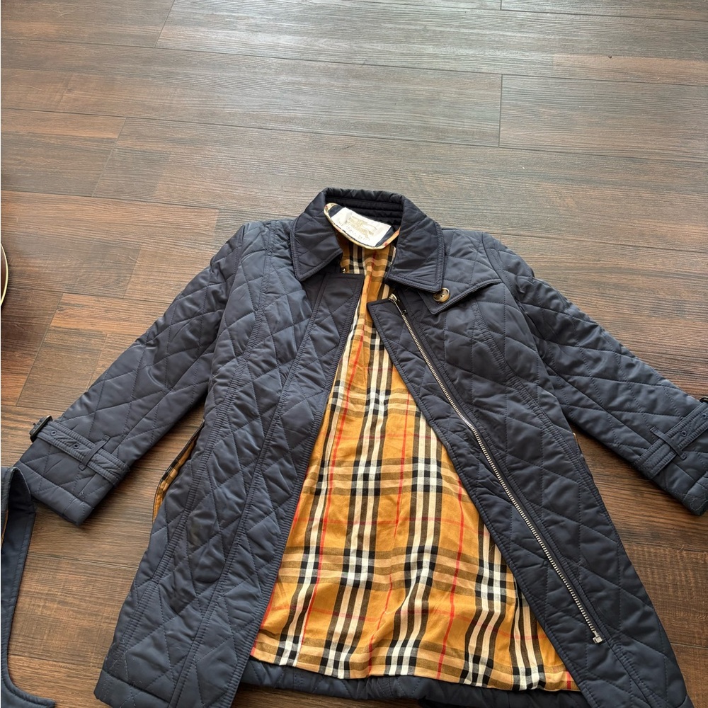 Kids Burberry navy blue Trench Coat with Plaid. Size 6 8 unisex boys girls